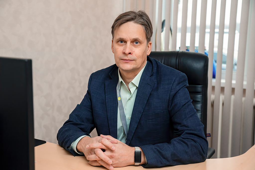 Андрей Александрович Семенов, заместитель генерального директора по наземным службам. Начал работу в авиаотряде в 1996 году в должности авиатехника по ГСМ