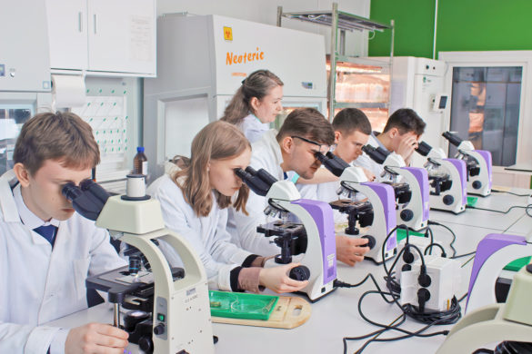 Школьники учатся работать не с игрушечными, а с настоящими оптическими микроскопами, химическим оборудованием, гидропонными установками