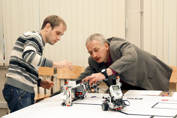 Команды могут увидеть в режиме онлайн, как написанные ими программы работают на аналогичных роботах у членов жюри турнира по робототехнике AR2T2