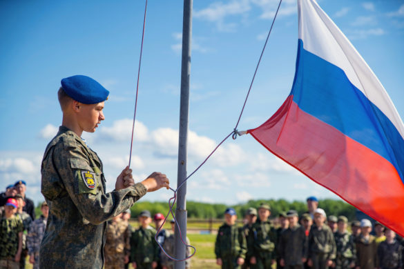 Подъем государственного флага РФ в лагере «Архангел»