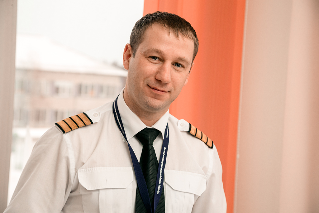 Павел Викторович Белобородов, заместитель летного директора по летно-методической работе на вертолетах. Работает с 2007 года. Начинал вторым пилотом Ми-8