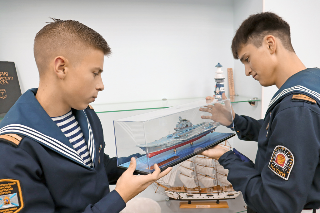Кадеты 10‑го класса рассматривают модель ТАВКР «Адмирал Кузнецов», с которым у АМКК подписан договор о сотрудничестве