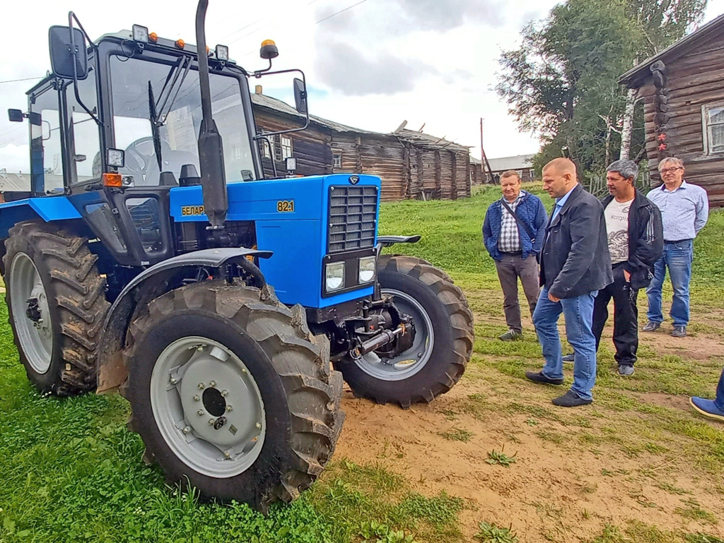 Новый трактор для деревни Целегоры